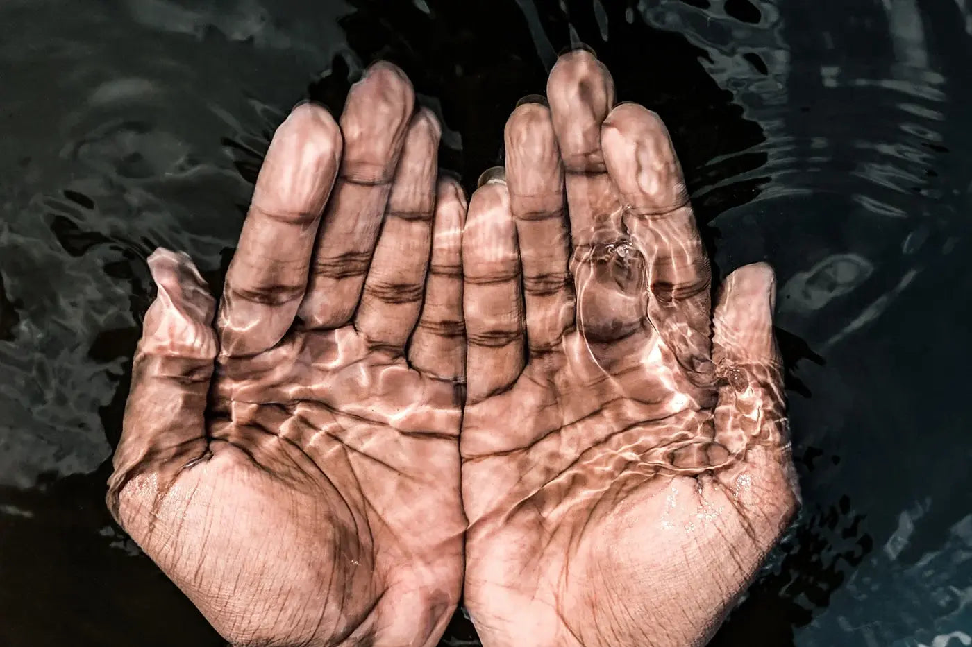 Hände im Wasser